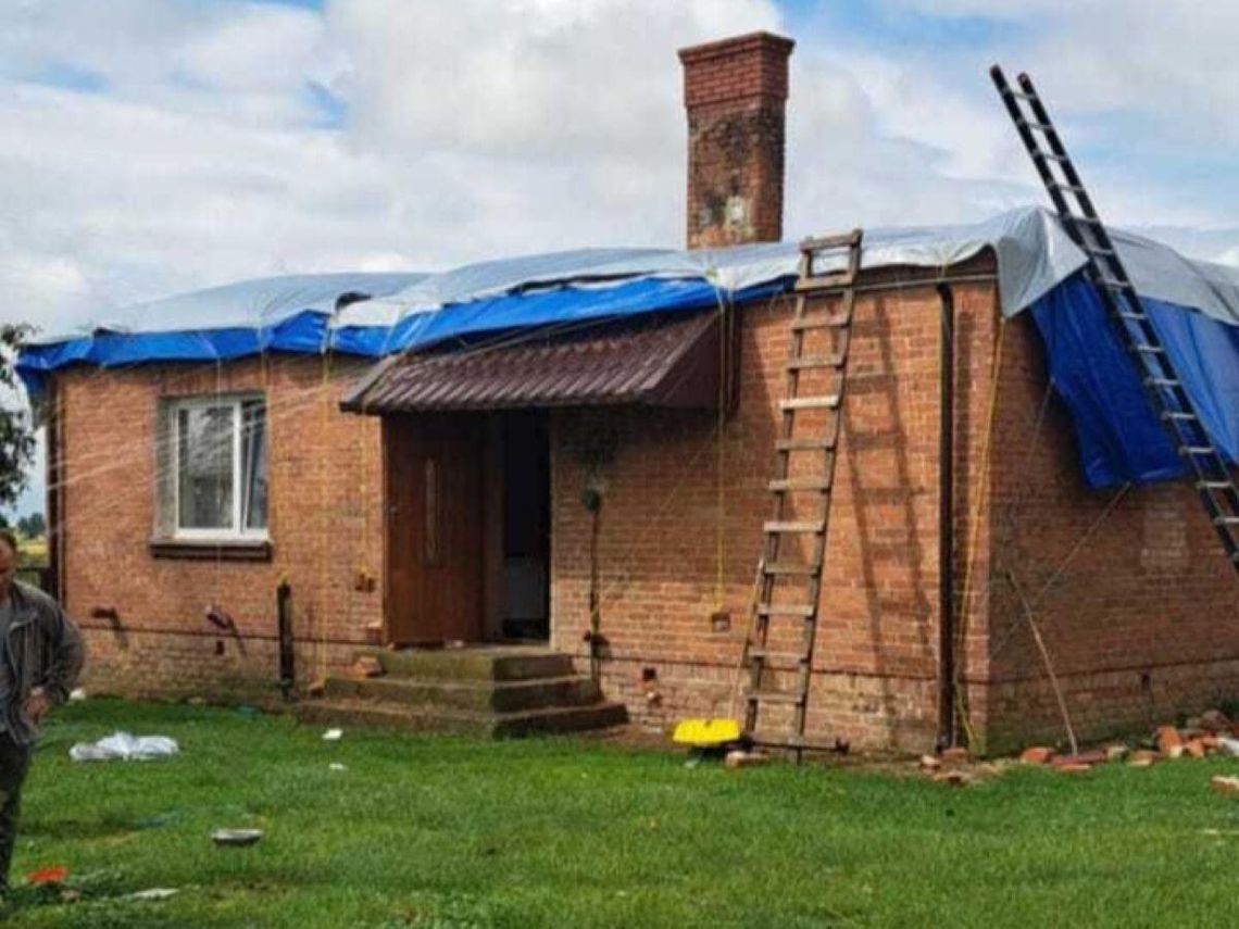 Podczas lipcowej nawałnicy dwoje emerytów z Annopola straciło nie tylko dach na domu, ale niemal cały dorobek życia.