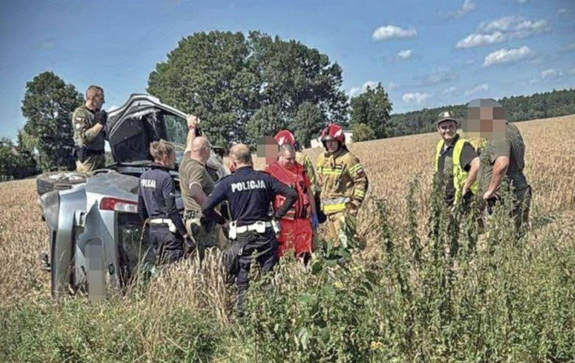 W Ślipczu ford focus zjechał z szosy na pobocze, a po uderzeniu w skarpę auto dachowało w pole ze zbożem. Kierujący fordem 71latek spod Lublina prawdopodobnie zasłabł za kierownicą forda.