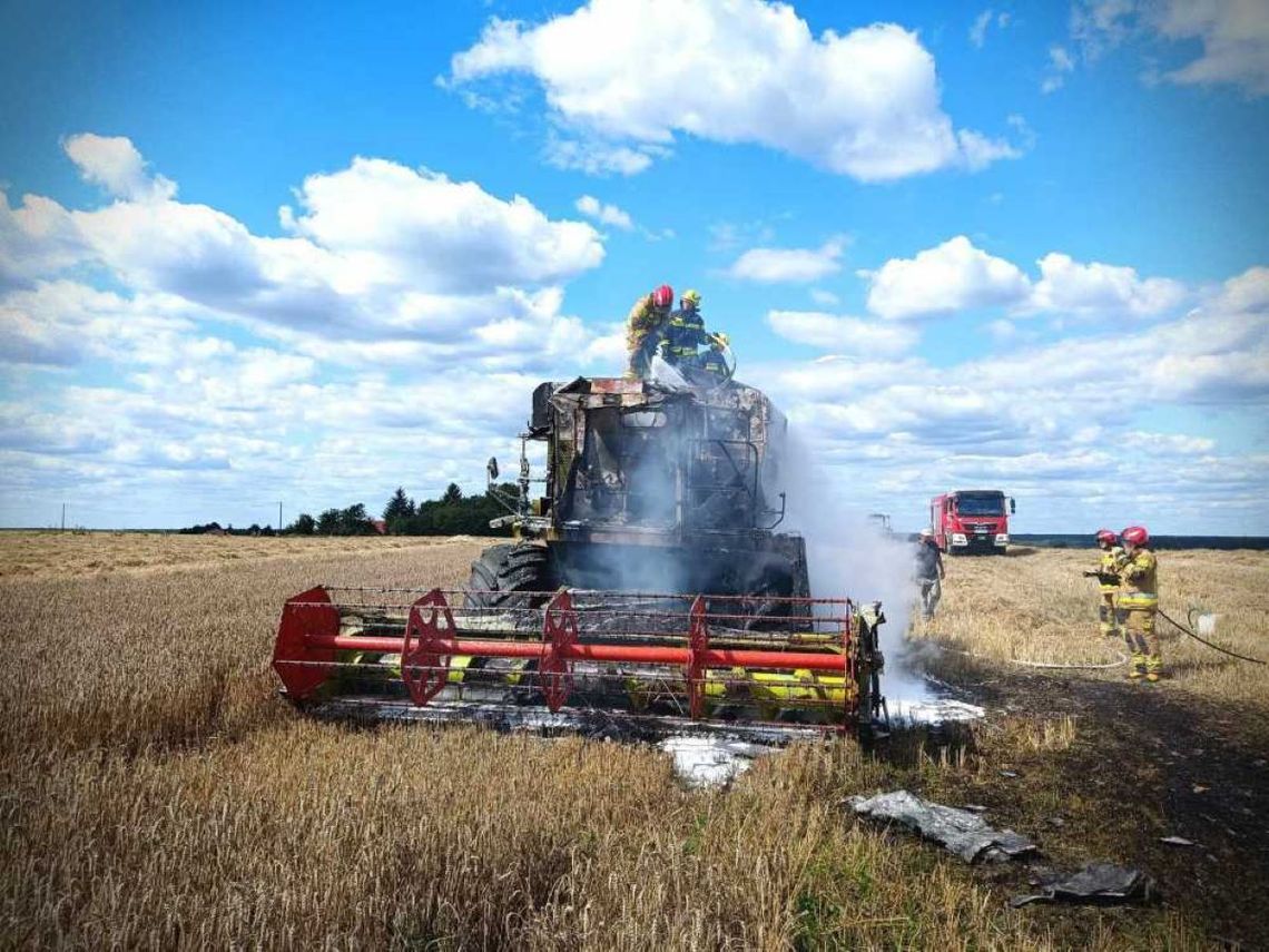 Podczas żniw w Ubrodowicach zapalił się kombajn. Maszyna spłonęła doszczętnie.