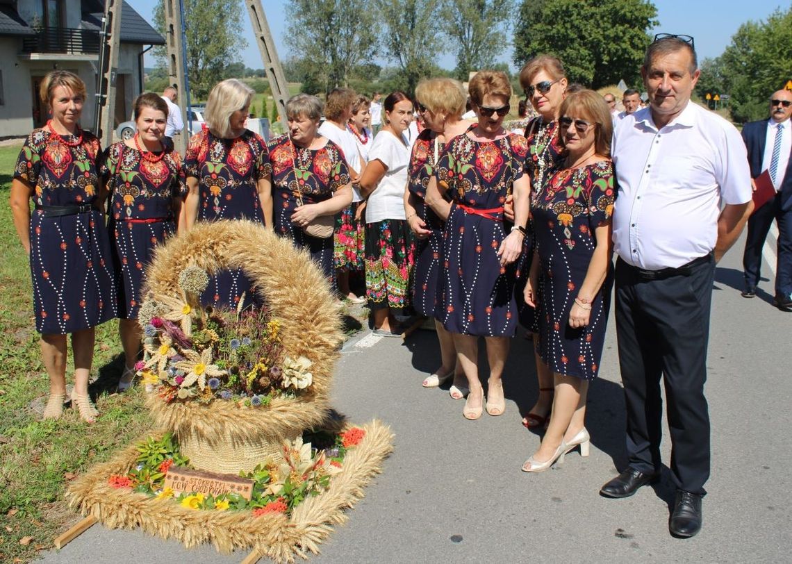 Wieniec dożynkowy zrobiony przez KGW Chodywańce.