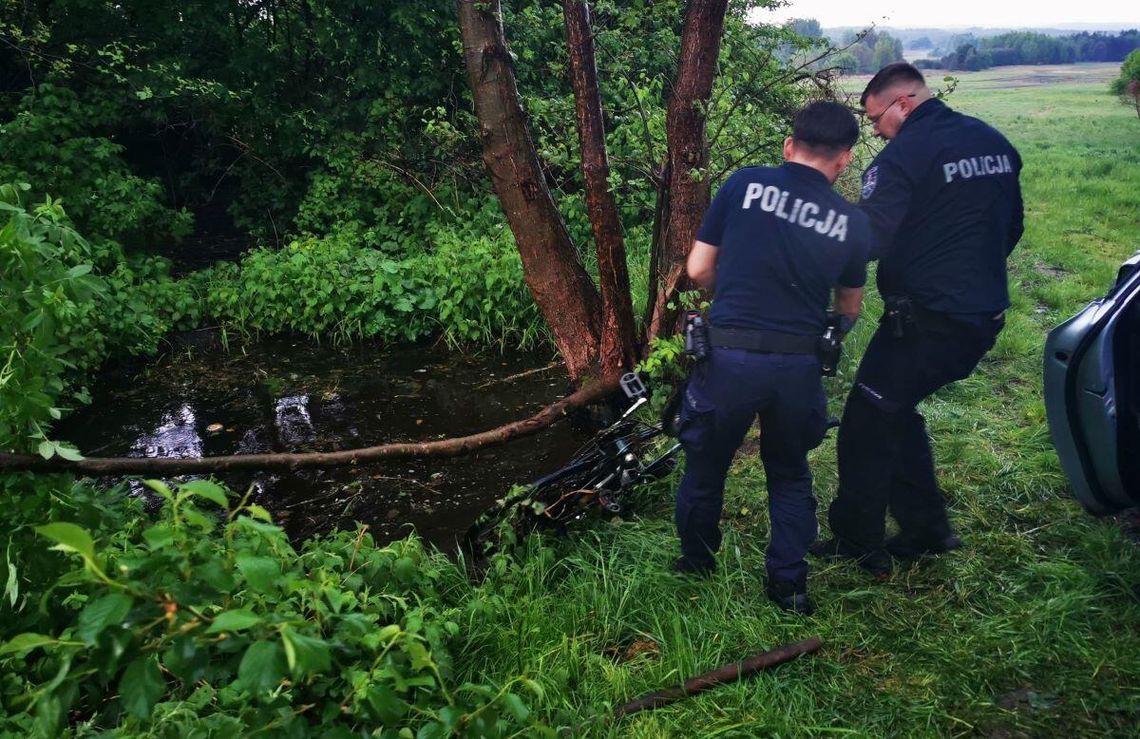 Pijany rowerzysta uciekając rowerem przed policjantami z Policji Biłgorajskiej wpadł do wody.