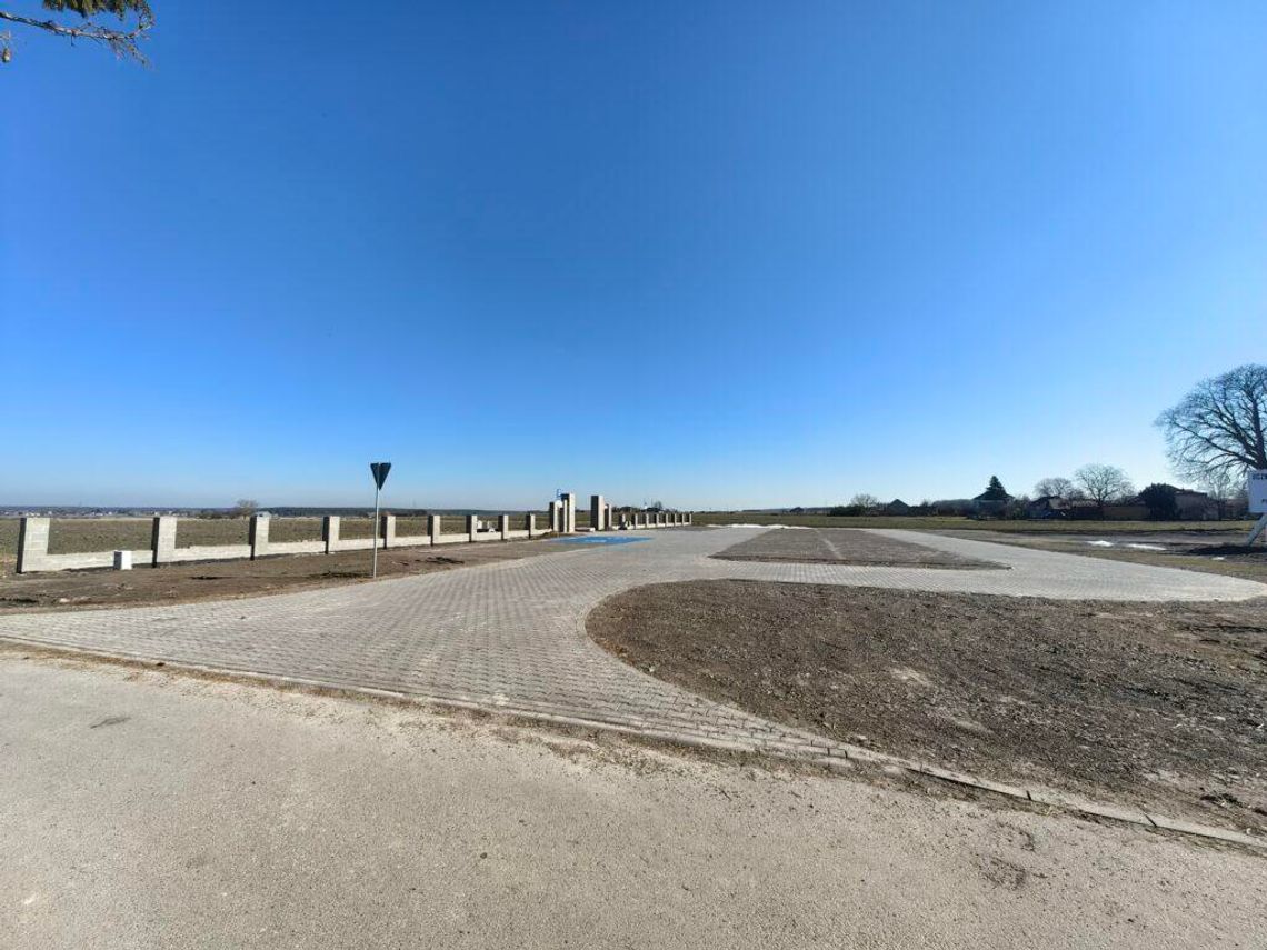 Przy cmentarzu parafialnym w Łabuniach powstał nowy parking.