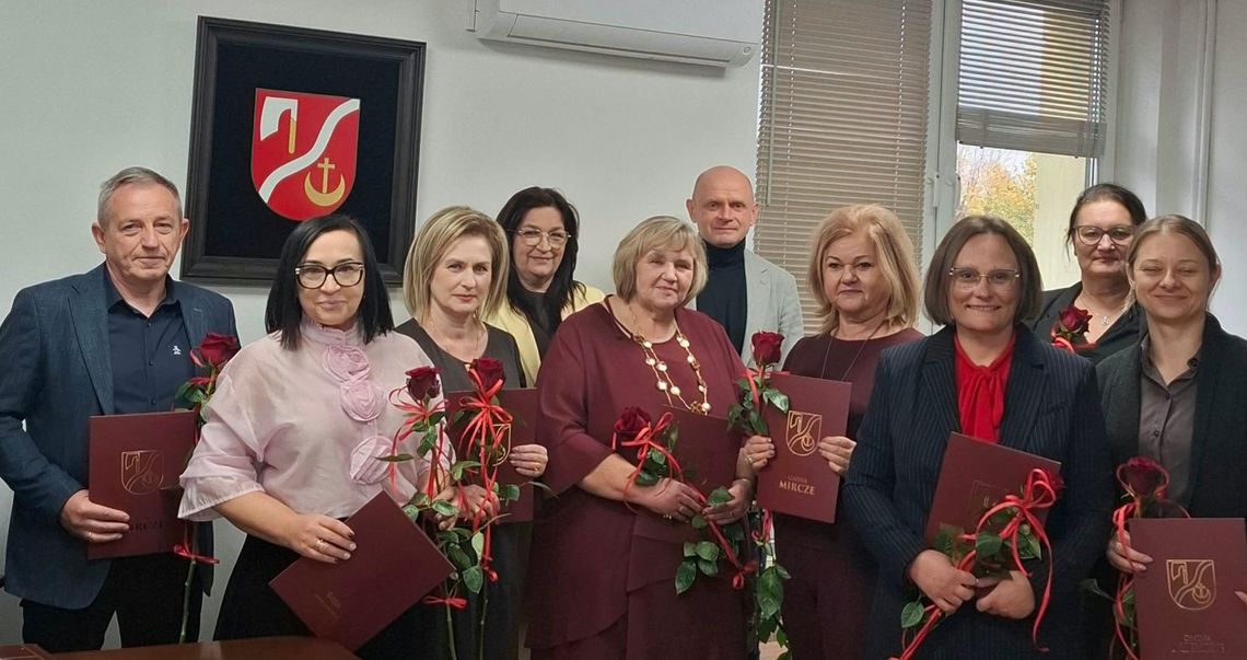 Gmina Mircze nagrodziła nauczycieli za trud i zaangażowanie W tym roku wyróżnienia wójta gminy Mircze trafiły do rąk siedmiorga liderów gminnej oświaty.