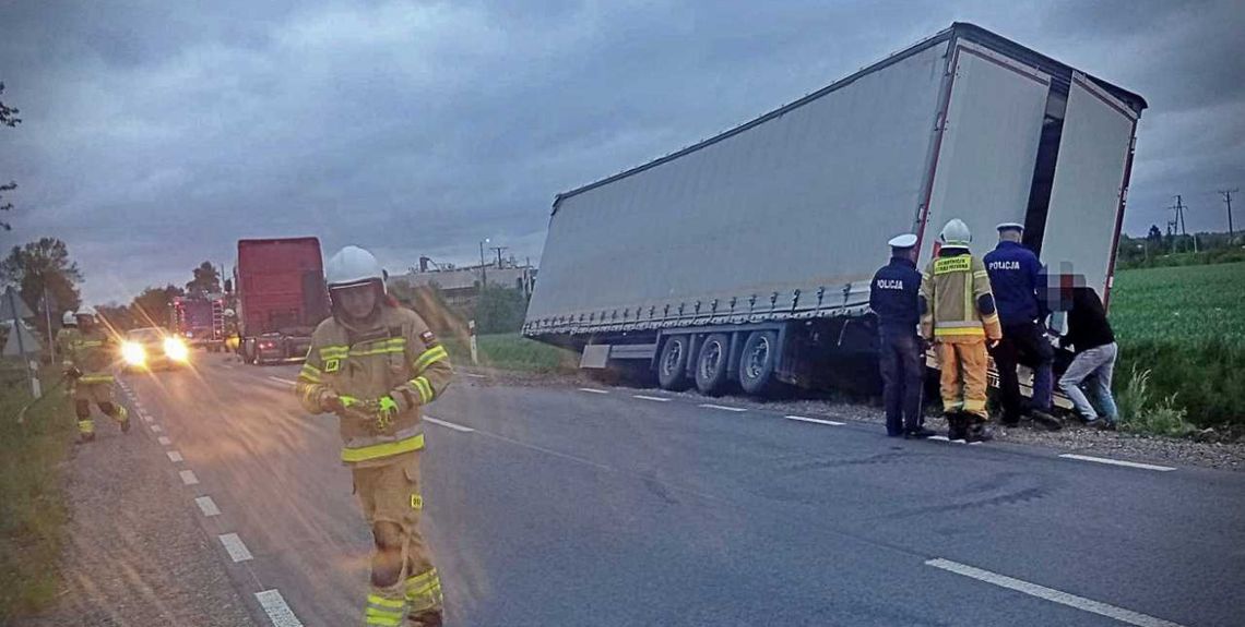 Podczas jazdy od ciągnika siodłowego całkowicie wypięła się naczepa. ważący wiele ton ładunek odłączył się od pojazdu, stwarzając gigantyczne zagrożenie dla innych uczestników ruchu drogowego oraz okolicznej infrastruktury