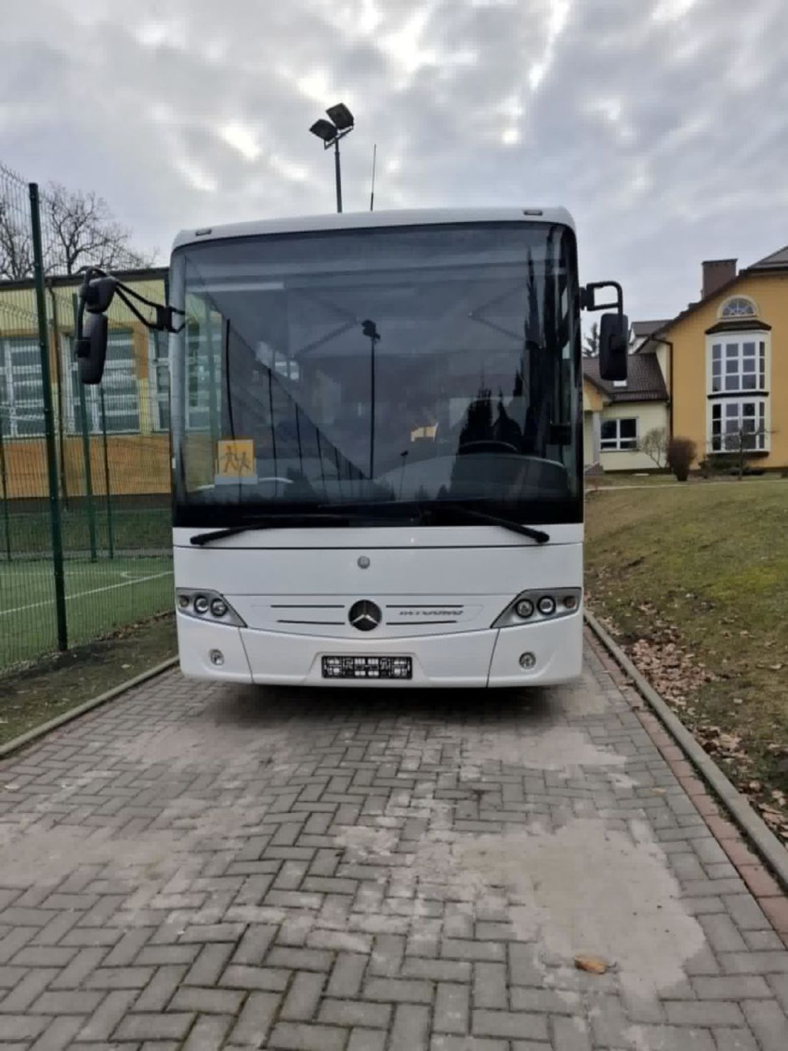 Do Zespołu Szkolno-Przedszkolnego w Mirczu został zakupiony autobus marki Mercedes.