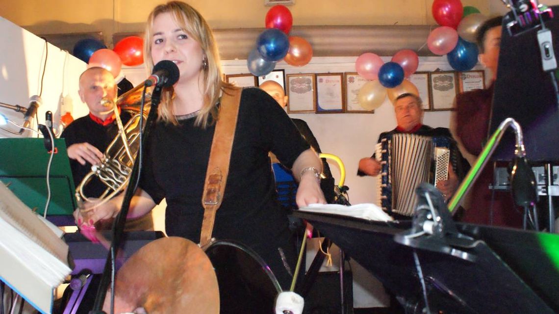 Gmina Nielisz: Wielkie ostatki w Gruszce Dużej. Impreza w remizie w stylu lat 90. to był prawdziwy hit!