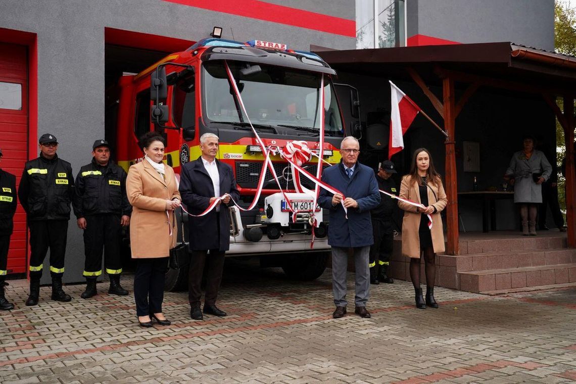 Przekazanie nowego samochodu strażackiego dla jednostki Ochotniczej Straży Pożarnej w Werechaniach.