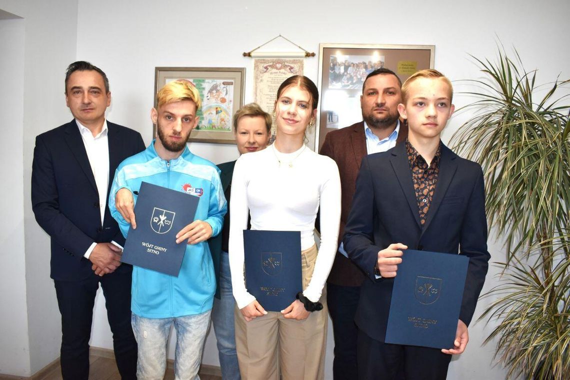 Wójt gminy Sitno Krzysztof Seń wręczył nagrody za osiągnięcia sportowe.