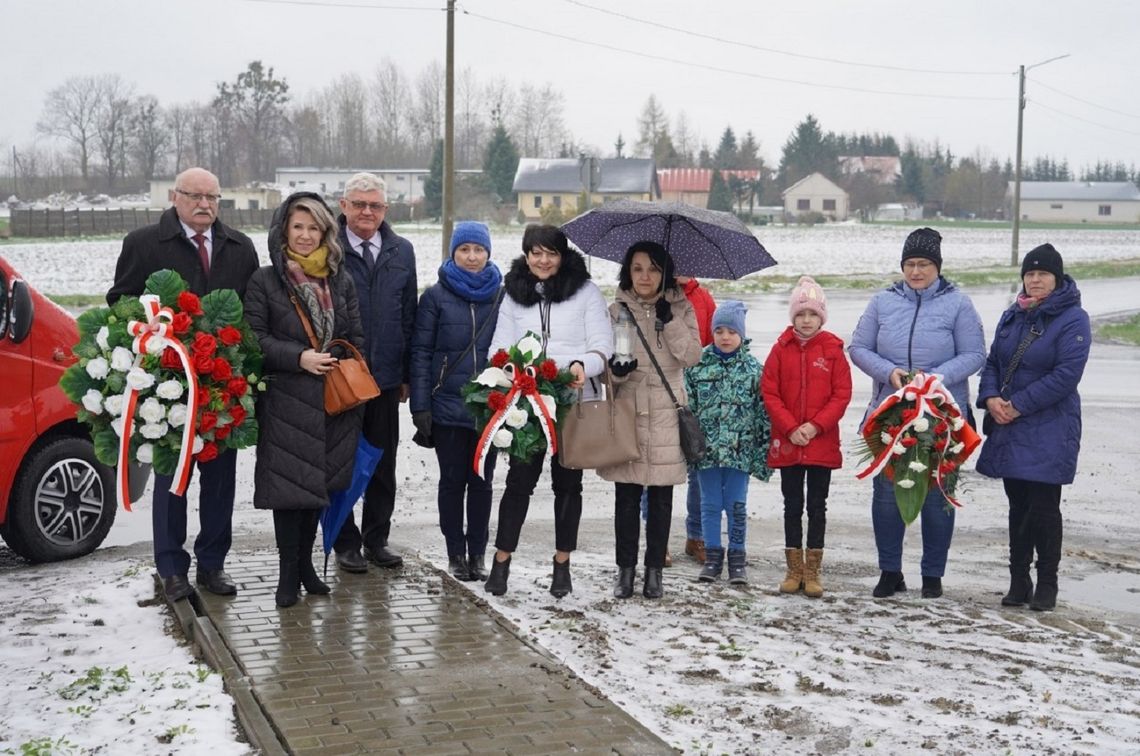 Mieszkańcy i władze gminy Sułów spotkali się pod pomnikiem poległych żołnierzy w Deszkowicach Pierwszych.