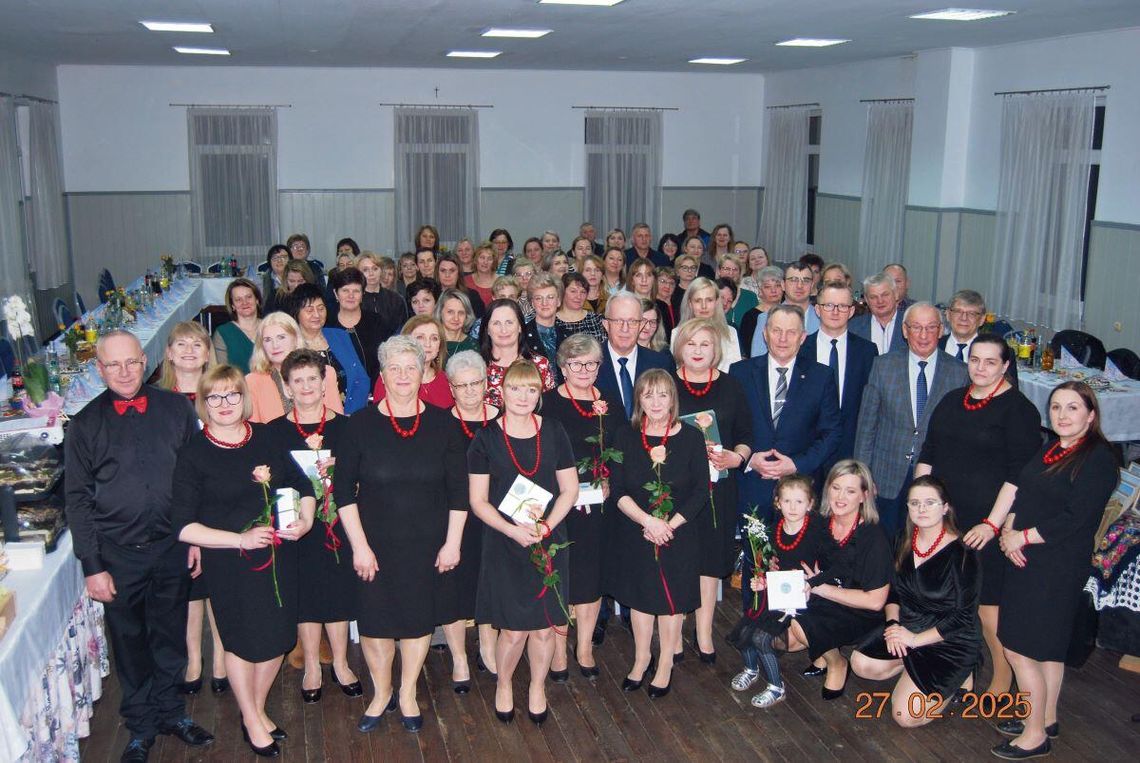 Pamiątkowe zdjęcie wykonane podczas 10 urodzin „Perełek Roztoczańskich”. Udział w jubileuszu wzięli m.in. wójt Zbigniew Naklicki i dyrektor GOK-u Joanna Kowalczuk, a także wielu, wielu gości.