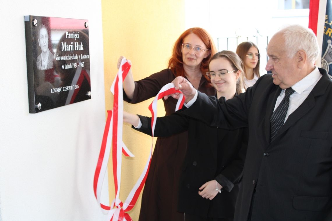 Maria Huk kierowała szkołą w Łosińcu przez 33 lata. Odsłonięta tablica przypomina dziś nie tylko o jej pracy pedagogicznej, ale także o roli, jaką odegrała w życiu wielu mieszkańców miejscowości, którzy po latach postanowili odwdzięczyć się za jej zaangażowanie i oddanie uczniom.
