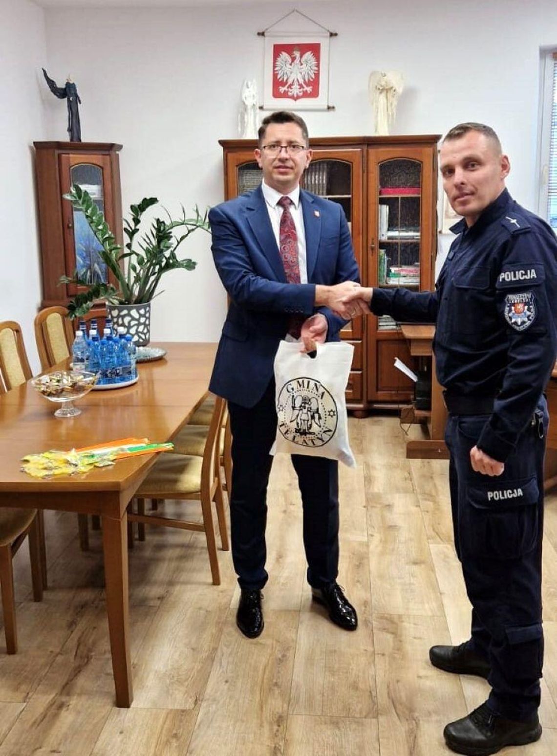 Gmina Telatyn i policja na rzecz bezpieczeństwa Wójt gminy Telatyn przekazał dzielnicowemu z Posterunku Policji w Łaszczowie odblaski.