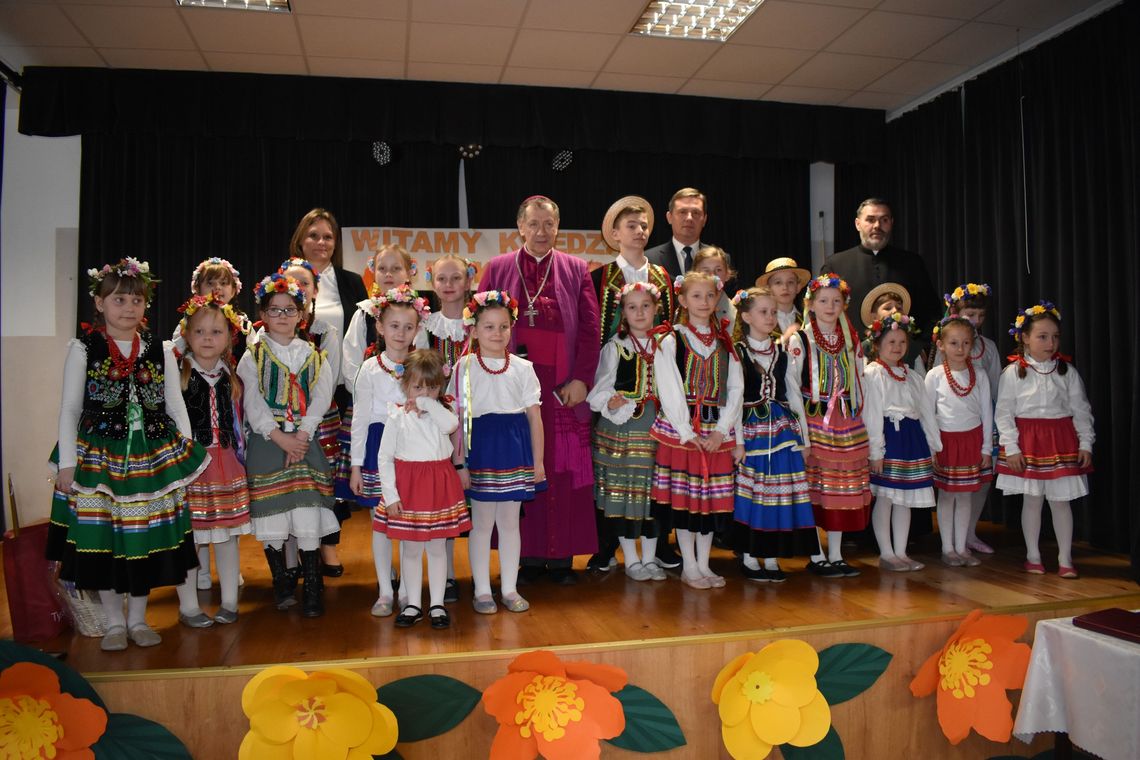 W Samorządowym Centrum Kultury w Tyszowcach  z dziećmi i młodzieżą szkolną spotkał się Ksiądz Biskup Marian Rojek.