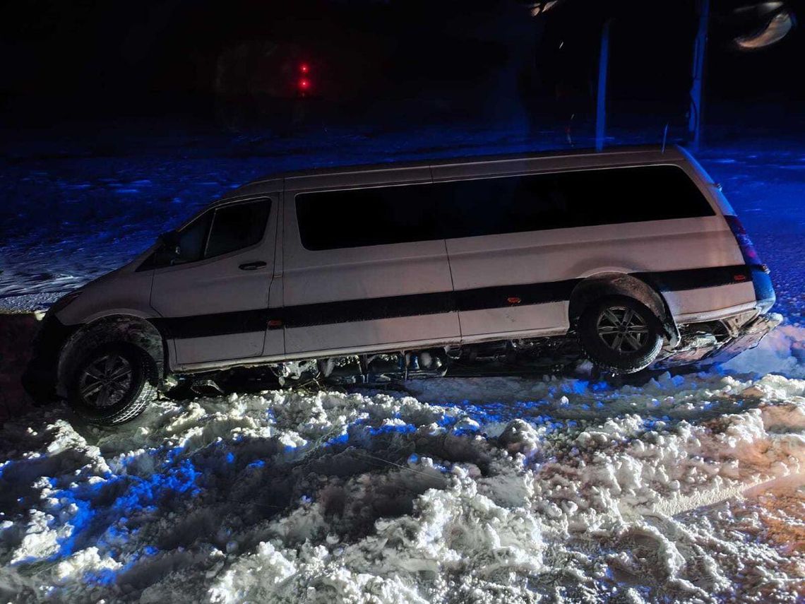 Osoby podróżujące samodzielnie opuściły pojazd, nikt nie potrzebował dodatkowej pomocy. Trzeba było tylko wyciągnąć busa z zaspy. Fot. str. Jakub Panasiewicz