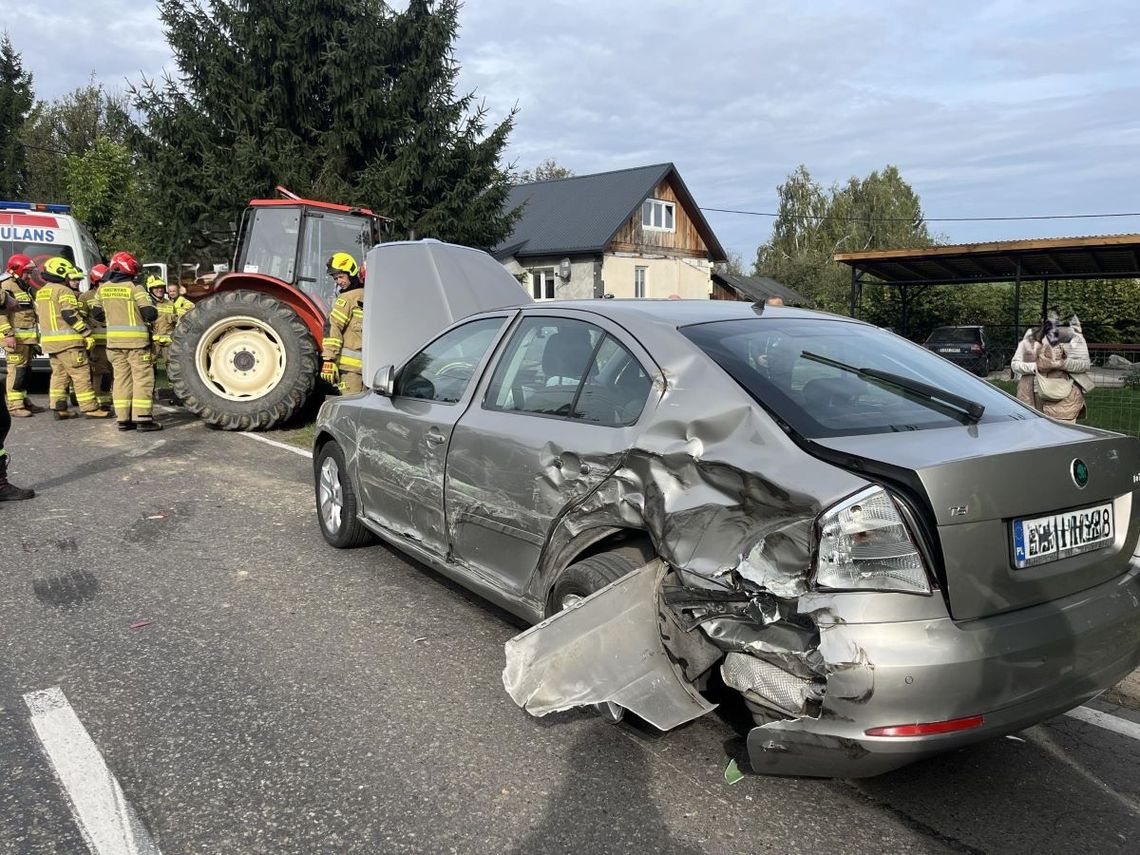 Kobieta kierująca skodą nie zauważyła, że jest wyprzedzana przez ciężarówkę, i rozpoczęła manewr wyprzedzania ciągnika. Rozpędzony DAF uderzył w tył skody, która następnie zderzyła się z traktorem.