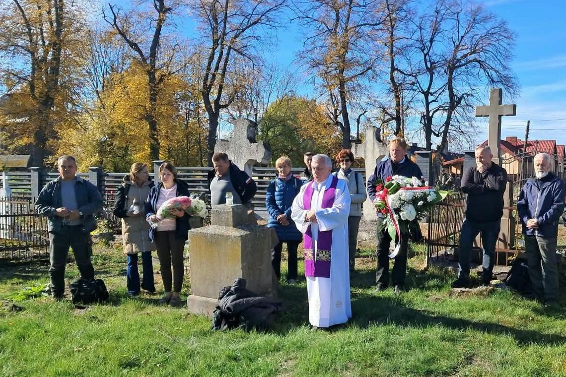 Gmina Ulhówek: Pamiętali o pochowanych na pograniczu. Zapalili znicze, odmówili "Wieczny odpoczynek..." Otwarcie przejścia w Ulikowie umożliwiło osobom zainteresowanym uporządkowanie cmentarzy i miejsc pamięci na pograniczu polsko-ukraińskim i zapalenie zniczy na grobach.