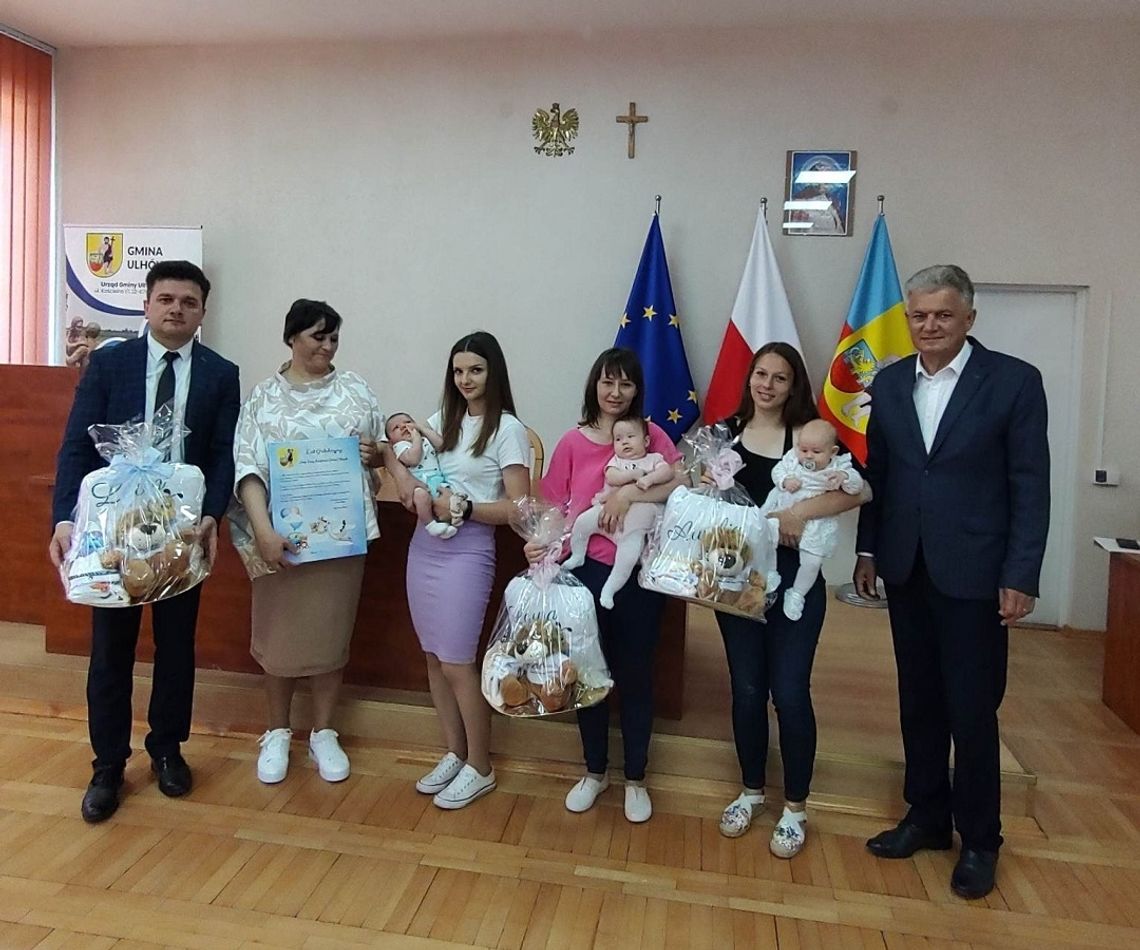 Akcja promocyjna „Witaj w gminie Ulhówek” dotyczy dzieci urodzonych od stycznia 2021 roku. Aby otrzymać upominek, należy zgłosić się do UG Ulhówek.