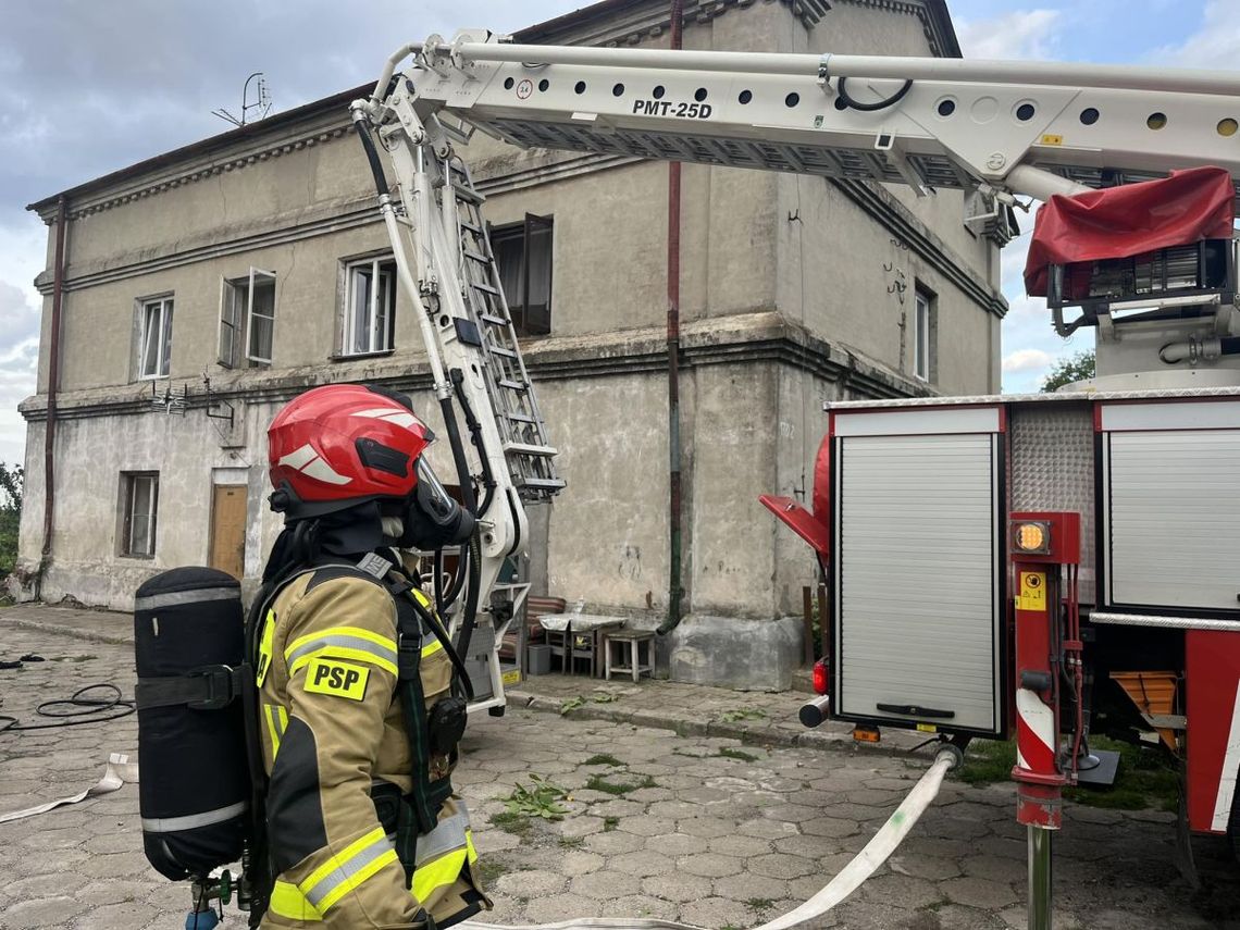 Strażacy z Hrubieszowa przy kamienicy w Gozdowie, w której doszło do pożaru.