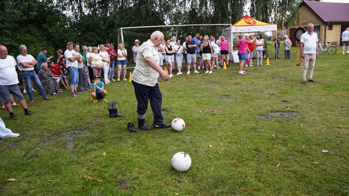 Strzały na bramkę w gumofilcach.