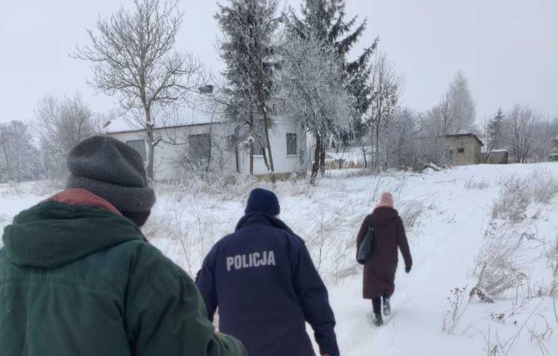 69-latek mieszkał w domu bez jakiegokolwiek ogrzewania, wewnątrz miał minusowe temperatury. Pomoc przyszła w porę.