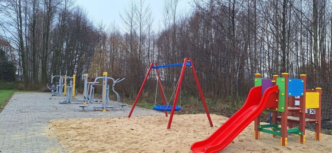 Montaż trzech urządzeń na placu zabaw w miejscowości Chyża.