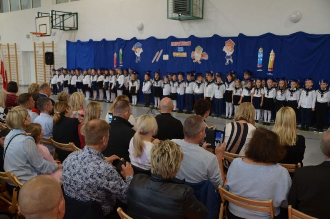W Zespole Szkoły Podstawowej i Przedszkola w Kalinowicach odbyła się uroczystość pasowania pierwszaków na uczniów.