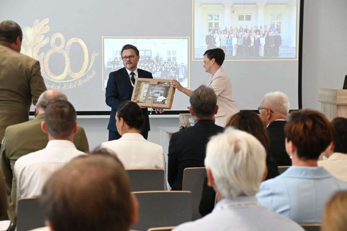 Gmina Zwierzyniec: Jubileusz 80-lecia szkoły Społeczność Zespołu Szkół i Placówek Oświatowych w Zwierzyńcu świętowała 19 czerwca 80-lecie swojej działalności.