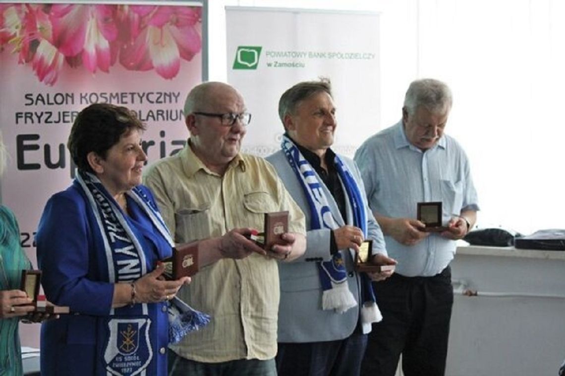 Podczas uroczystości prezes Sokoła Zwierzyniec Tadeusz Dudek odebrał decyzję o budowie nowego stadionu.