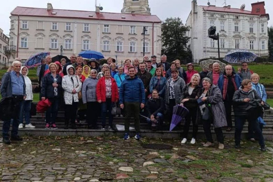 Wójt Gminy Bełżec, Gminny Ośrodek Pomocy Społecznej, Gminny Ośrodek Kultury oraz Stowarzyszenie Klubu Seniora w Bełżcu zapraszają wszystkich seniorów z terenu gminy na Gminny Dzień Seniora. Na zdjęciu Klub Seniora w Bełżcu na wycieczce.