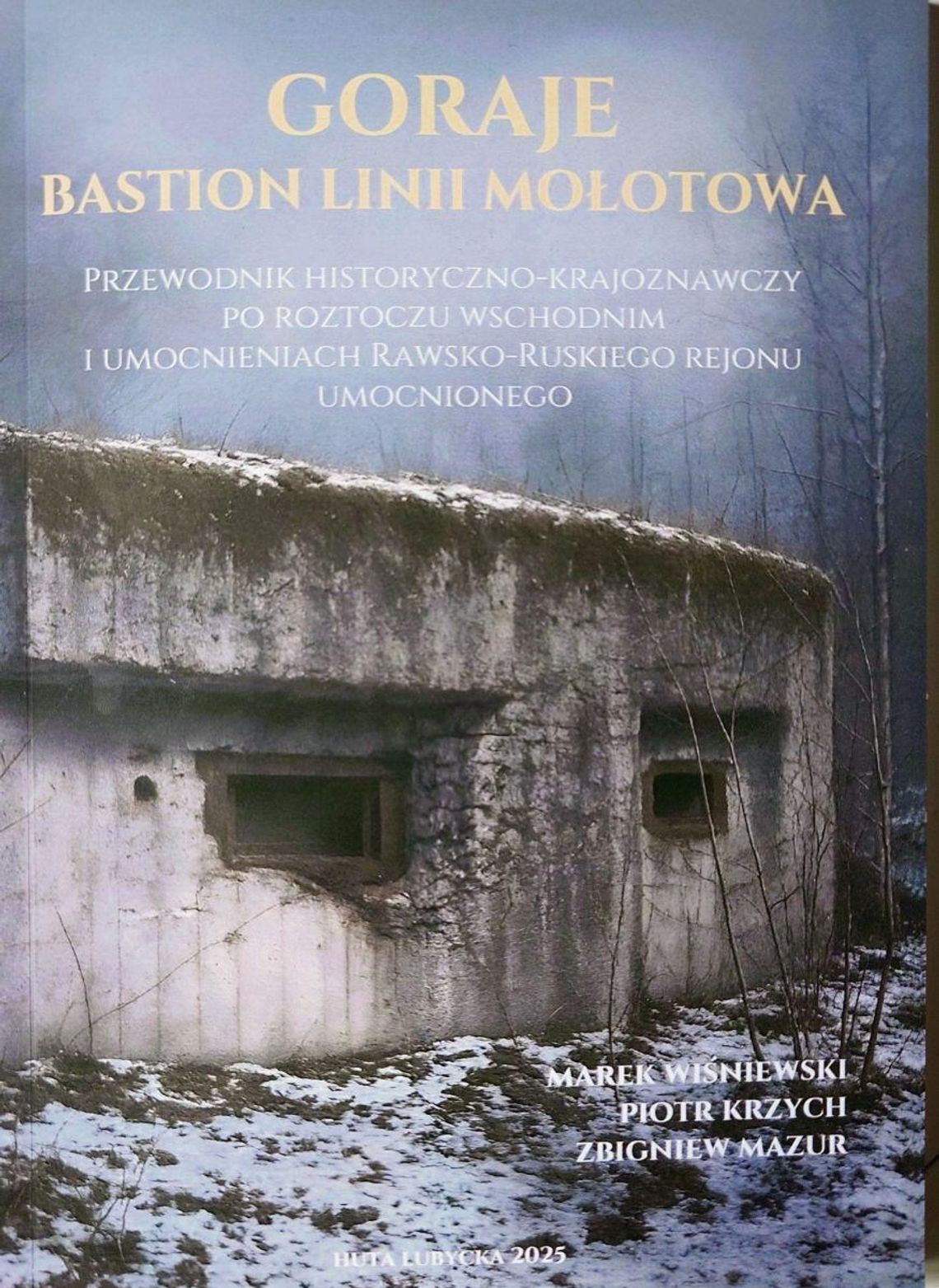 11 października w Hucie Lubyckiej odbędzie się promocja książki pt. „Goraje. Bastion Linii Mołotowa. Przewodnik historyczno-krajoznawczy po Roztoczu Wschodnim i umocnieniach Rawsko-Ruskiego Regionu Umocnionego” autorstwa Piotra Krzycha i Zbigniewa Mazura.