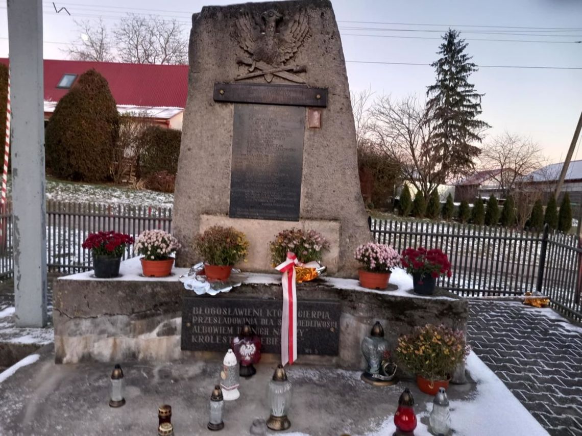 Jak nas poinformował wójt gm. Grabowiec Bartosz Popek, w związku z licznymi skargami mieszkańca Grabowca, Rada Gminy w Grabowcu poleciła zdemontowanie tablicy z pomnika.