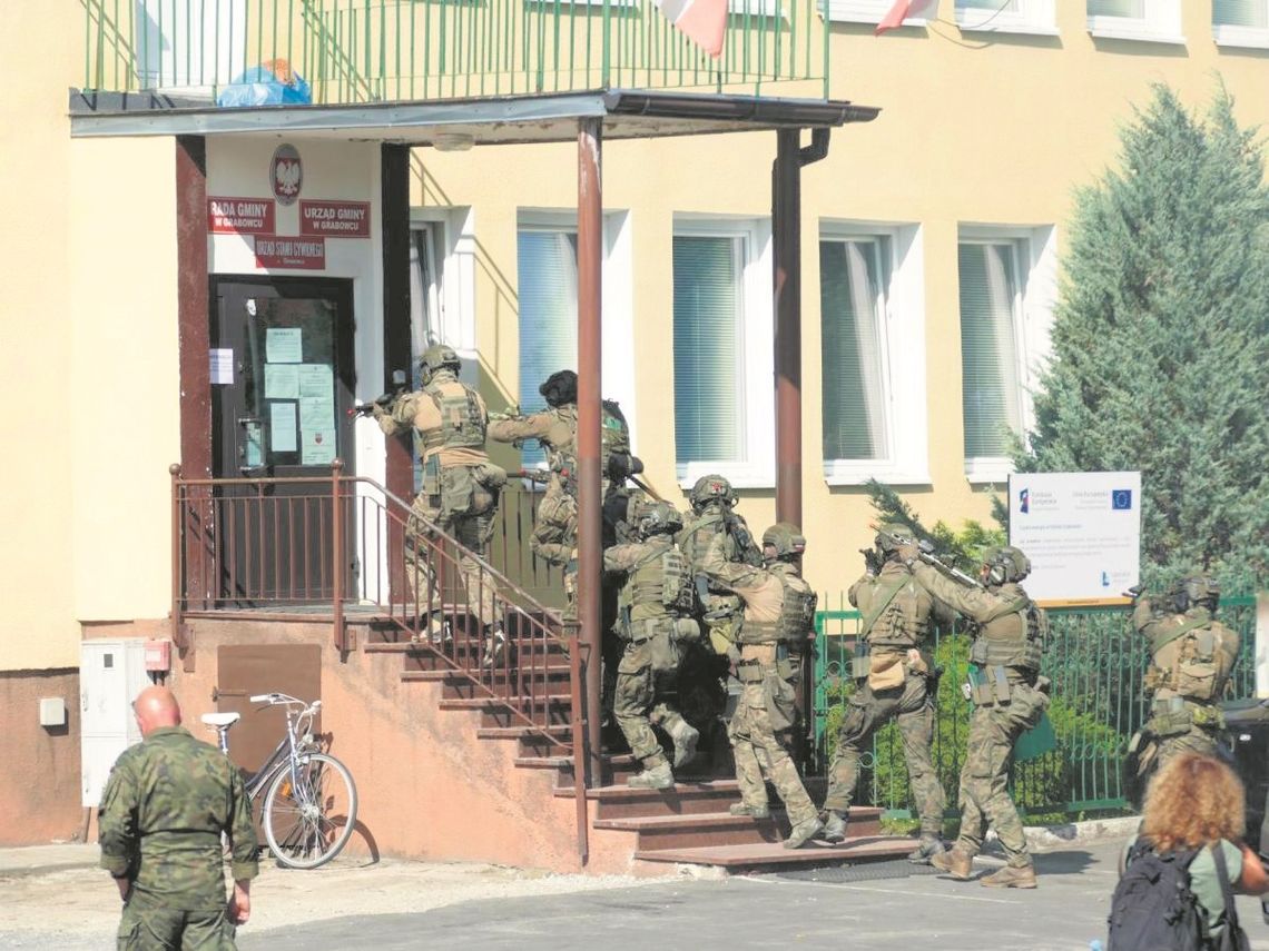 Żołnierze WOT przećwiczyli także akcję ratowniczą na terenie zaatakowanej szkoły.
