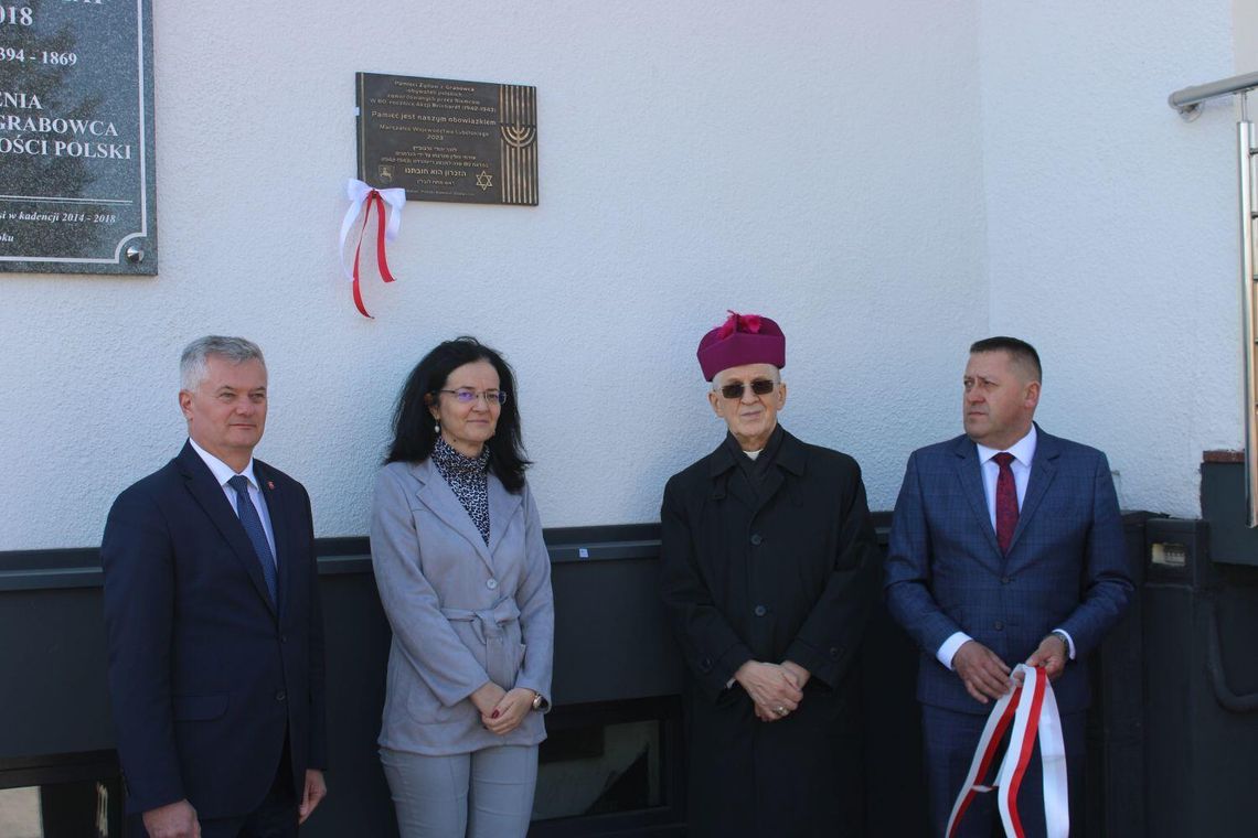 W Grabowcu odsłonięto 10 marca tablicę upamiętniającą miejscowych Żydów, pomordowanych przez niemieckiego okupanta.