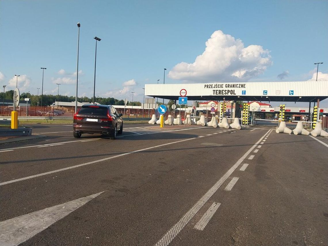 Granica z Białorusią zostanie otwarta Od 12 września samochody osobowe jadące w obu kierunkach, nie przekraczały granicy na wysokości Terespol - Brześć, natomiast ciężarówki nie przejeżdżały przez przejście Kukuryki - Kozłowicze