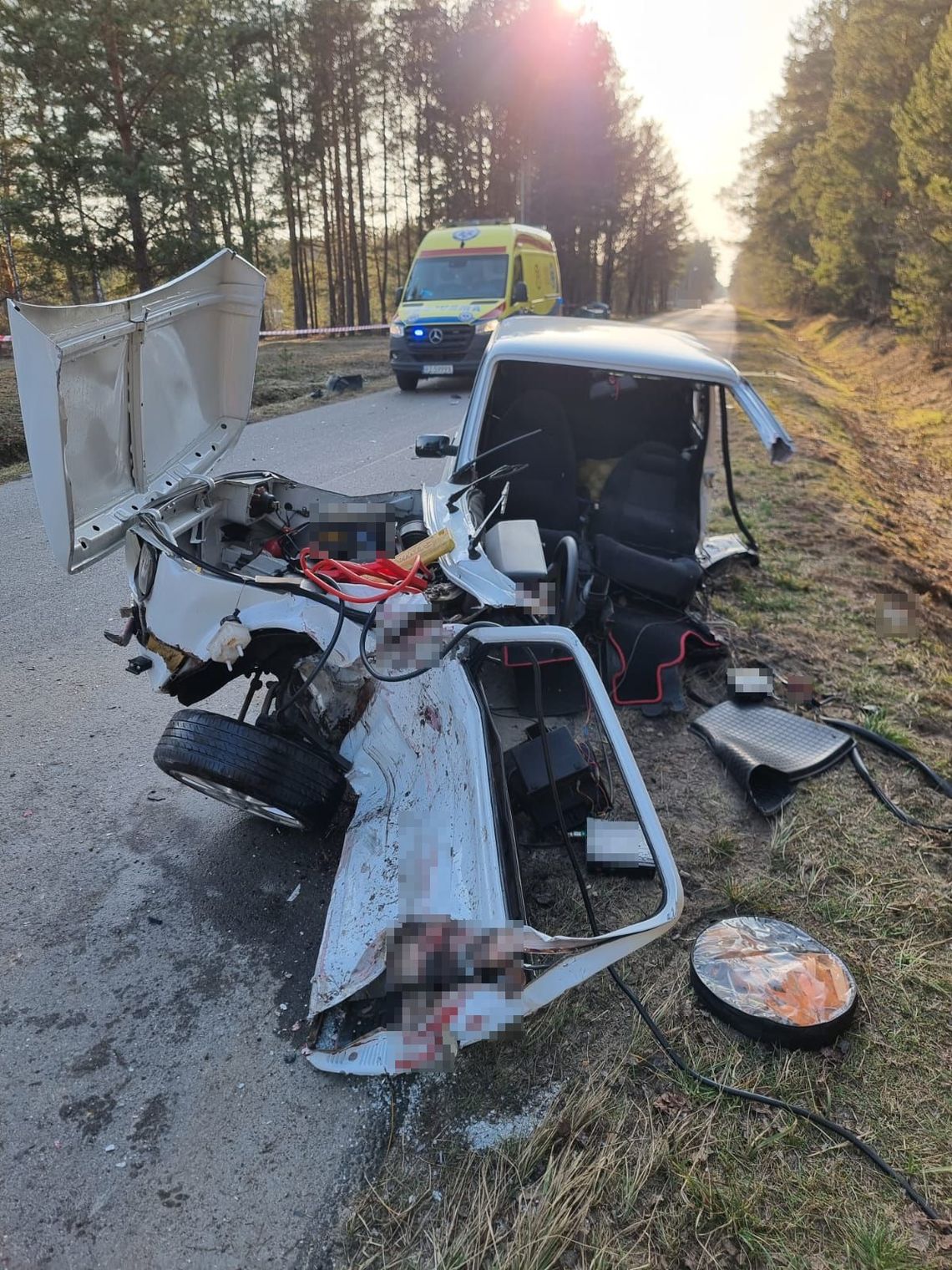 Trzy osoby zostały przetransportowane do szpitali po zderzeniu Volkswagena i Fiata, do którego doszło podczas wyprzedzania.