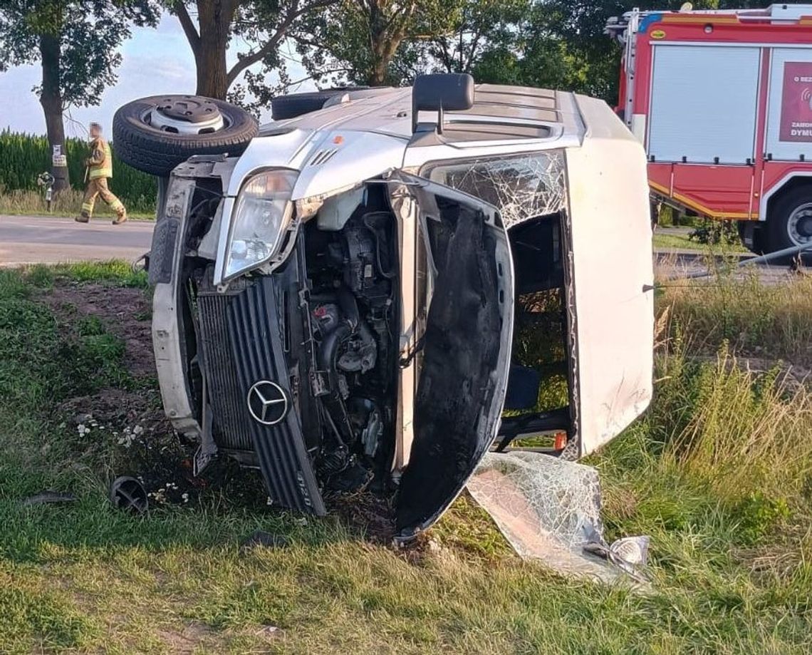 Groźny wypadek w Hubinku. Bus na boku, 5 osób w szpitalu! Impet uderzenia był na tyle silny, że Mercedes stracił przyczepność i wypadł z drogi, po czym przewrócił się na bok. Volkswagenem podróżowały 3 osoby (kierowca oraz dwóch pasażerów), natomiast w busie znajdował się kierowca z jednym pasażerem. Wszyscy uczestnicy wypadku – łącznie 5 osób – potrzebowa