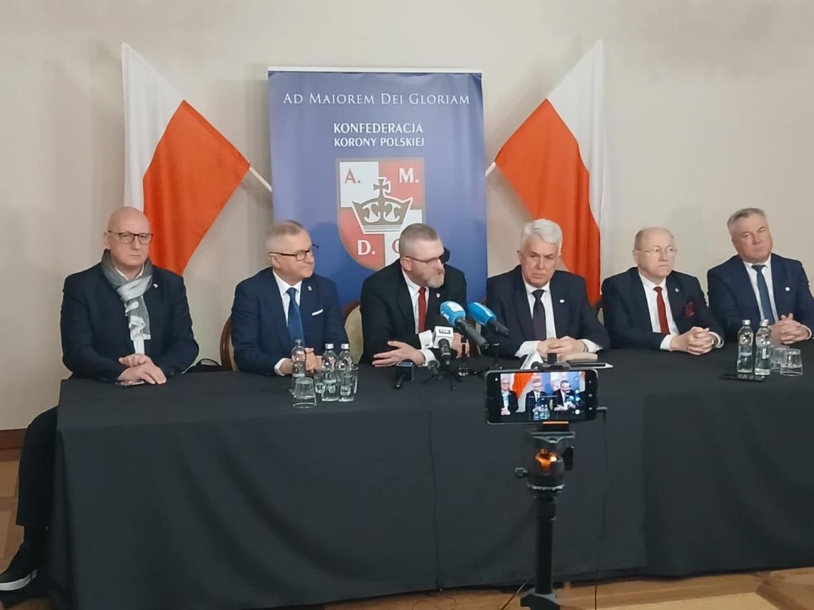 Grzegorz Braun w Zamościu. Ostra krytyka KSeF i ostrzeżenia przed „nielegalną bronią” [ZDJĘCIA]