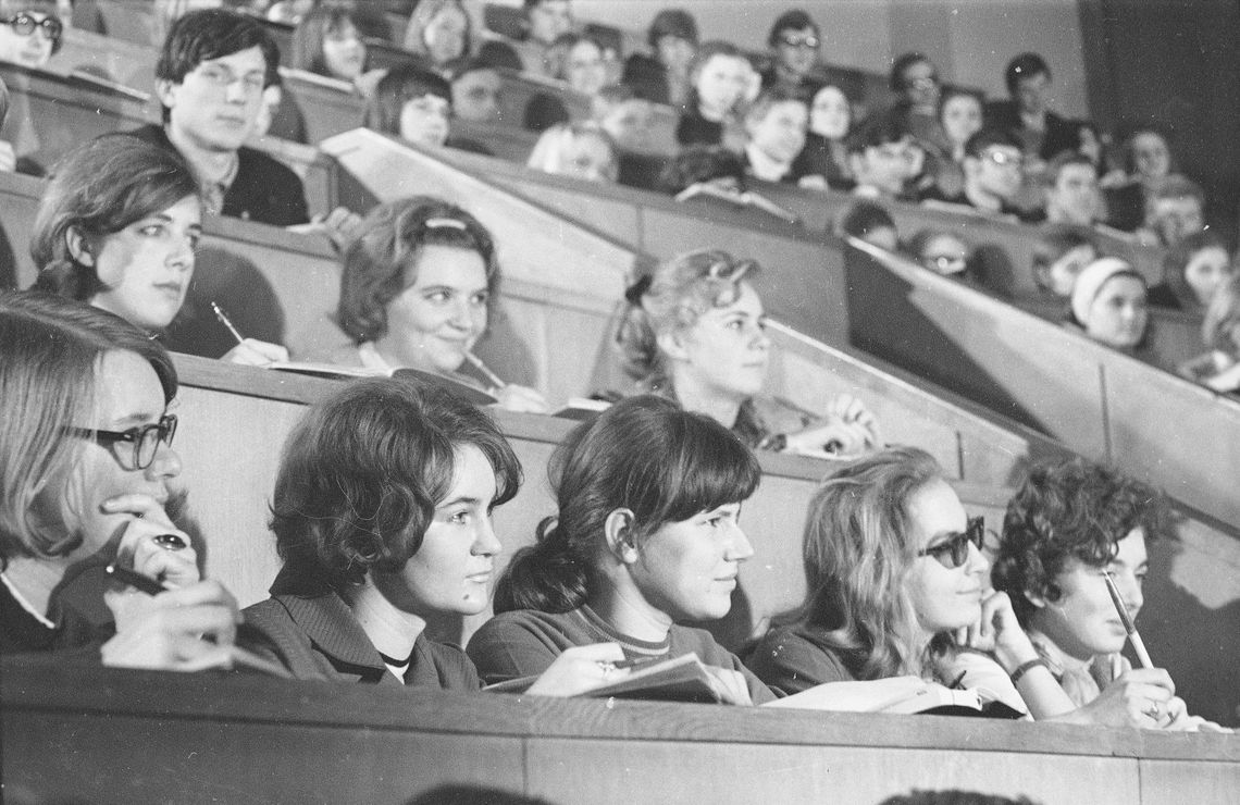 Habilitacja w spódnicy. Sukcesy i bariery kobiet na drodze do profesury Według raportu GUS, Polki stanowią 58 proc. studiujących i aż 62 proc. absolwentów, jednak ich udział maleje wraz z kolejnymi stopniami awansu. Choć w 2025 roku po raz kolejny zdobyły więcej habilitacji niż mężczyźni, w gronie profesorów tytularnych ich reprezentacja wynosi obecnie 38,1 proc.; na zd