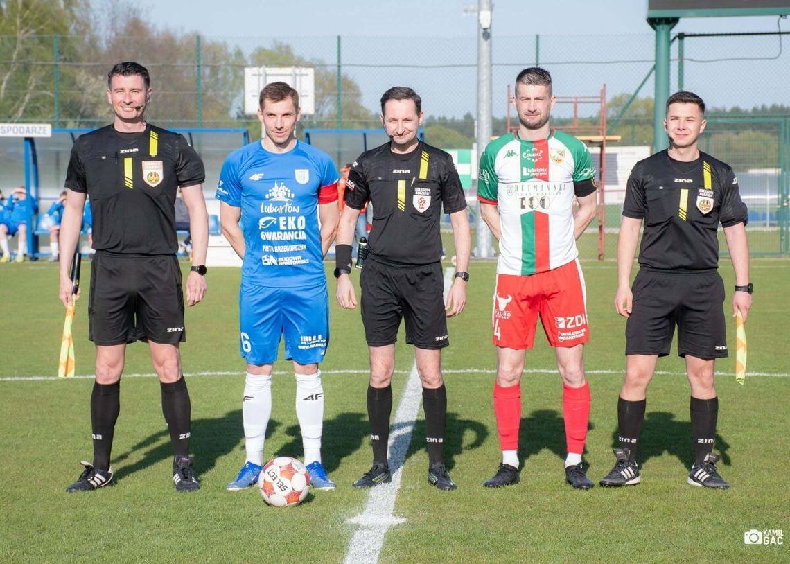 W sezonie 2025/2026 Hetman Zamość rozegrał dwa zacięte mecze z Lewartem Lubartów (w Zamościu 3:1 dla Hetmana, w Lubartowie 1:0 dla Lewartu), ale w nadchodzących rozgrywkach ligowych oba zespoły nie będą ze sobą rywalizowały. Fot. Kamil Gac