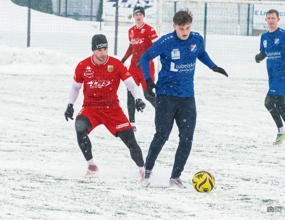 Hetmana Zamość i Startu 1944 Krasnystaw sparing na śniegu Zespoły Hetmana Zamość i Startu 1944 Krasnystaw nie zrezygnowały z rozegrania pierwszego w tym roku sparingu w ramach przygotowań do rundy wiosennej w IV lidze.