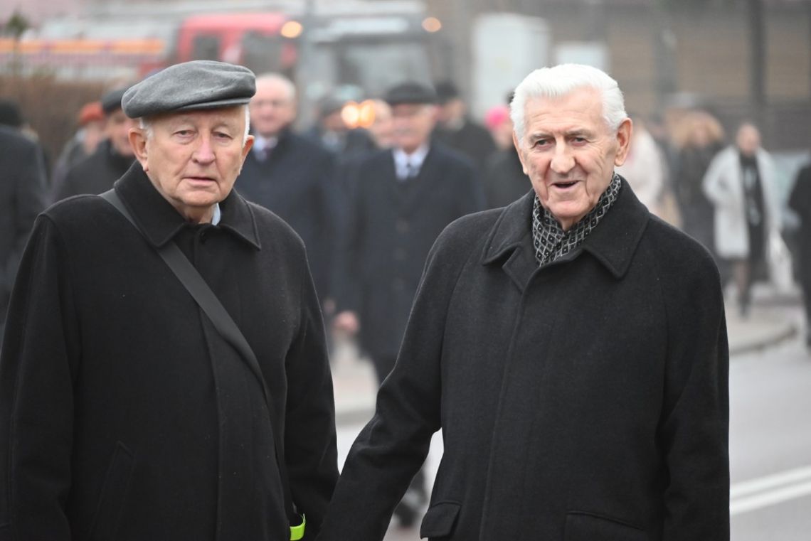 Dwaj mężczyźni, uczestnicy uroczystości w Skierbieszowie.