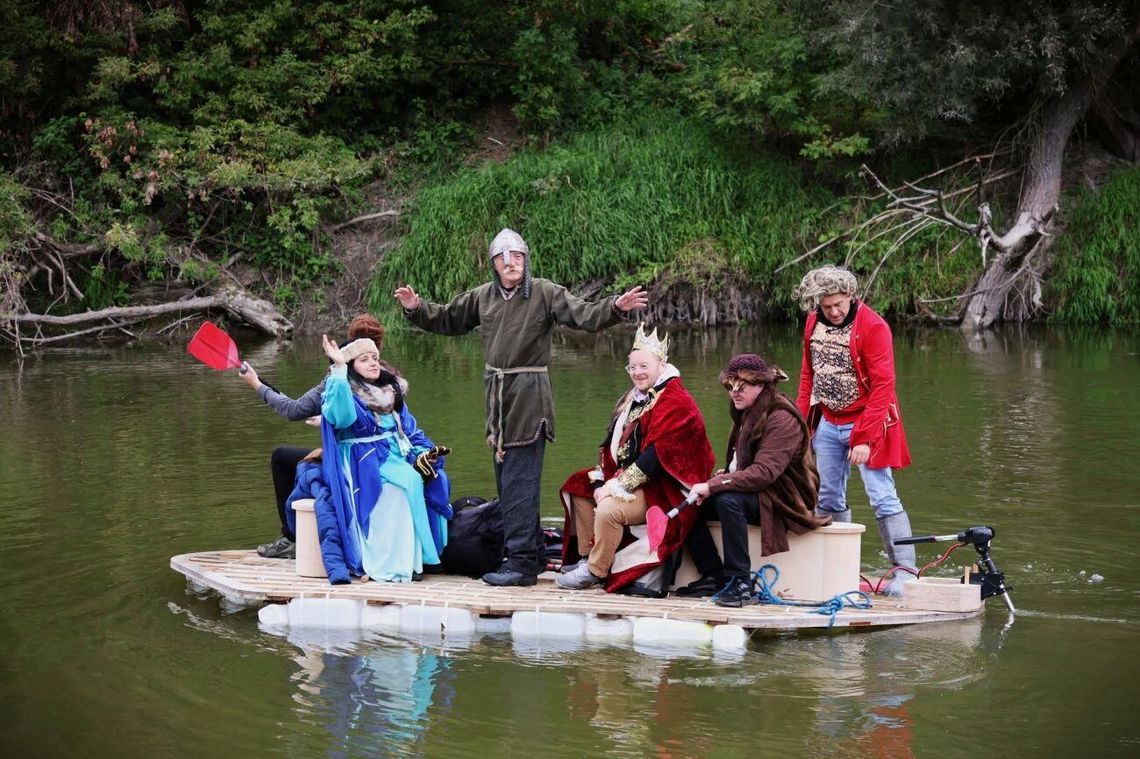 Tratwą na wyprawę Bugiem z Horodła do Bereżnicy wyruszyło sześcioro zapaleńców, u jednych budząc podziw za odwagę, a u tych bardziej strachliwych wywołując uśmiech politowania.