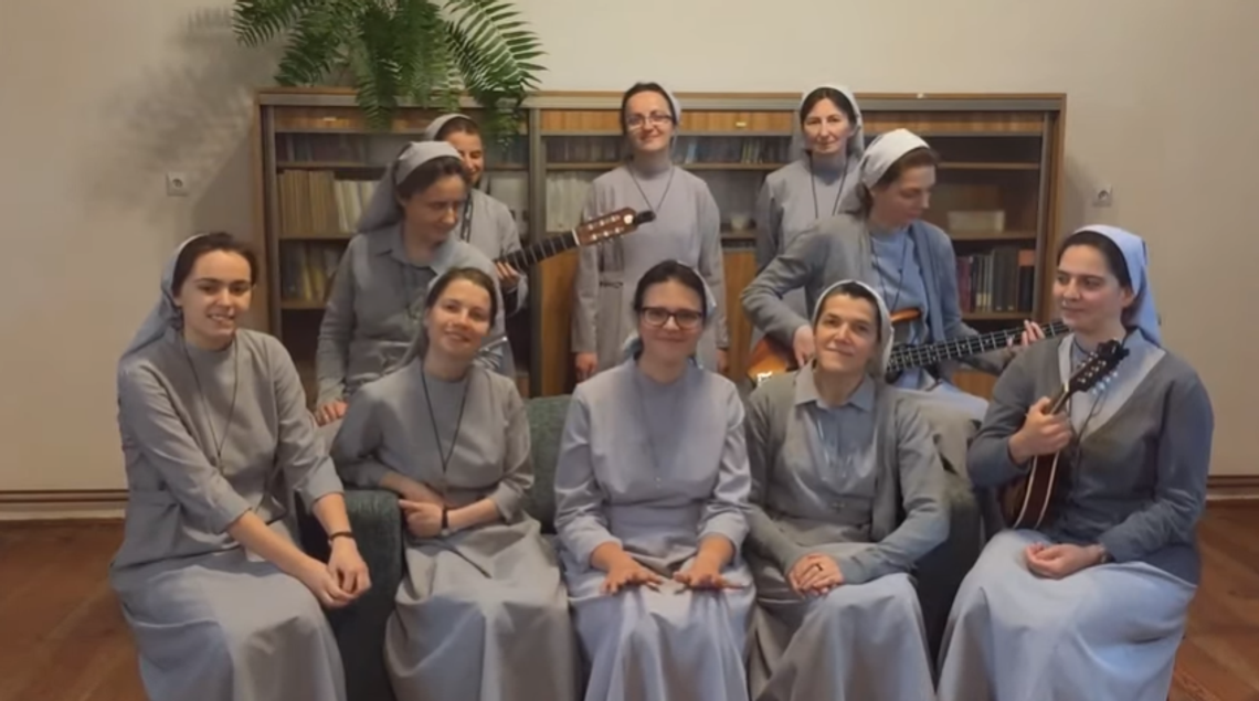 #Hot16Challange w sutannach, czyli kuria diecezjalna i siostry zakonne śpiewają przeciw COVID-19