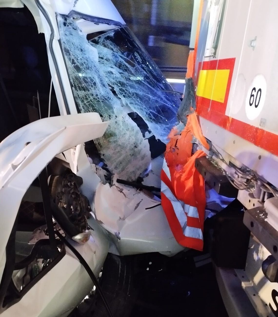 Hrebenne. 54-latek busem wjechał w zaparkowaną na poboczu ciężarówkę.