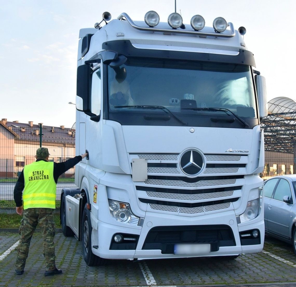 Hrebenne: Duża i kosztowna zguba znaleziona. Ciężarowy mercedes z Niemiec na przejściu w Hrebennem