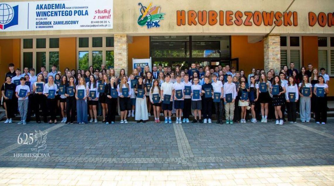 Hrubieszów: 150 stypendystów burmistrza 1 lipca w Hrubieszowskim Domu Kultury odbyła się uroczysta gala wręczenia jednorazowego stypendium burmistrza Hrubieszowa.