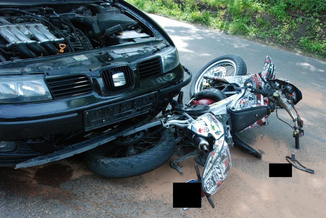 17-latek z gminy Trzeszczany na motorowerze przewrócił się na jezdnię i zderzył z seatem. którym kierowała 50-latka z gminy Dołhobyczów.