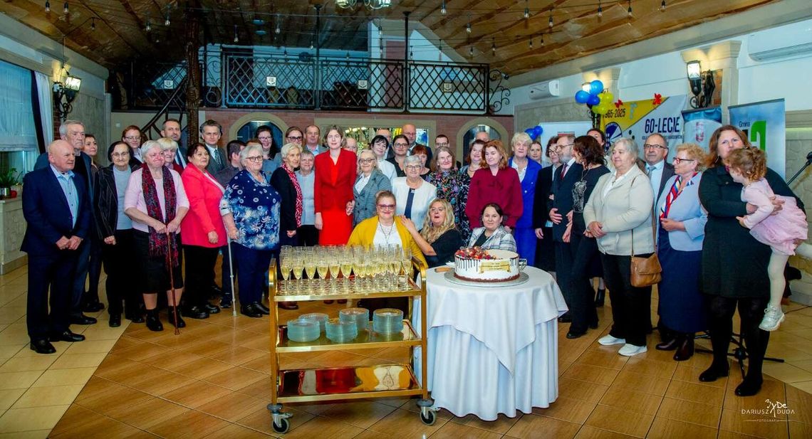 Wspólne zdjęcia uczestników jubileuszu 60-lecia Polskiego Związku Niewidomych w Hrubieszowie.