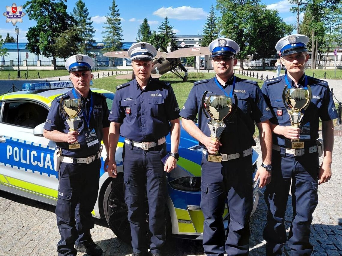 Asp. Piotr Konopko (pierwszy z prawej) z Komendy Powiatowej Policji w Hrubieszowie był bezkonkurencyjny w udzielaniu pierwszej pomocy poszkodowanym w wypadkach komunikacyjnych, a w klasyfikacji generalnej wywalczył drugie miejsce.