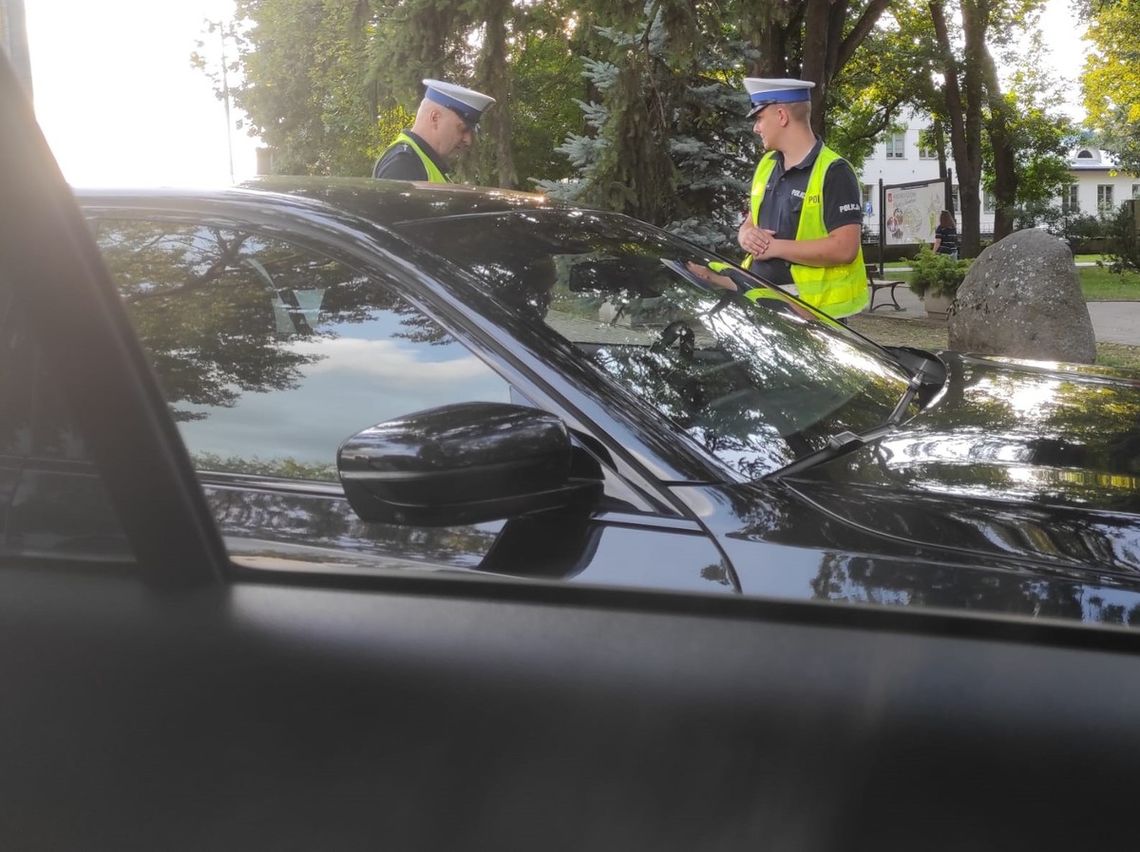 Policjanci z Hrubieszowa kontrolują samochód.
